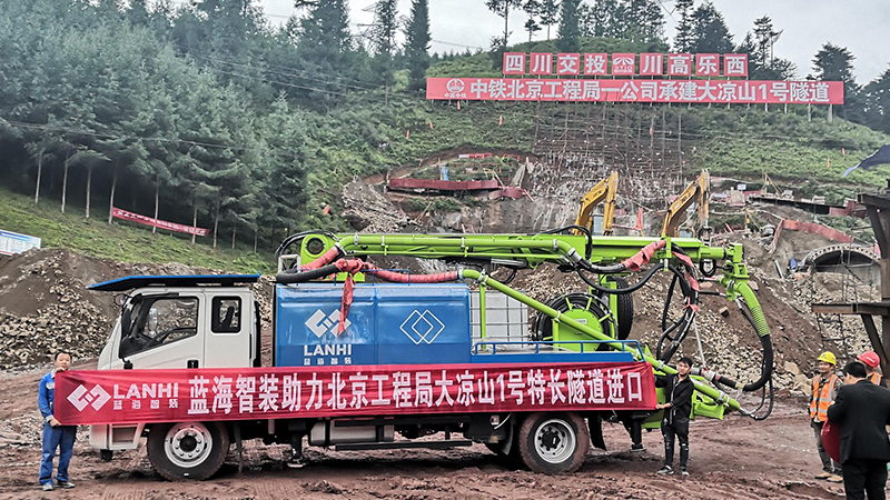 蓝海智装LCHP40C车载湿喷机械手助力乐西高速大梁山1号隧道建设(图1)